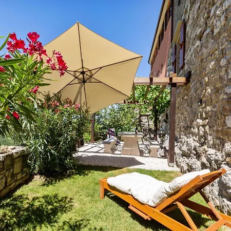 Holiday home Traditional Holiday In Roc With Garden